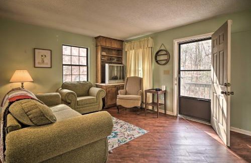 Carson Springs Apartamento | Inviting Apartment with Deck in Smoky Mountains