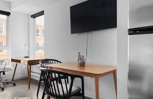 West Woodland Apartamento | Inviting Ballard Studio w/ BBQ & W/D, nr Shops, by Blueground