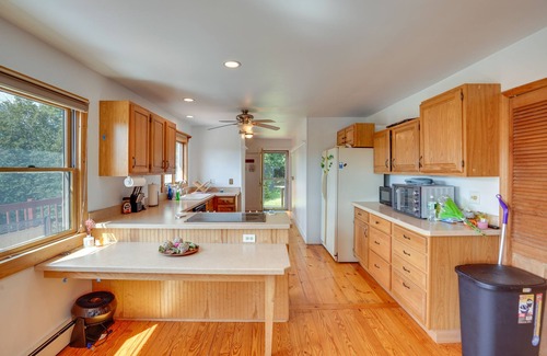 Berne Casa | Inviting Berne Getaway w/ Deck - Pets Welcome!