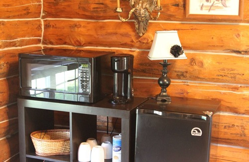 Martinsville Cabina | Inviting Cabin in Albany, MO. Enjoy the nature, fishing and breathtaking views.