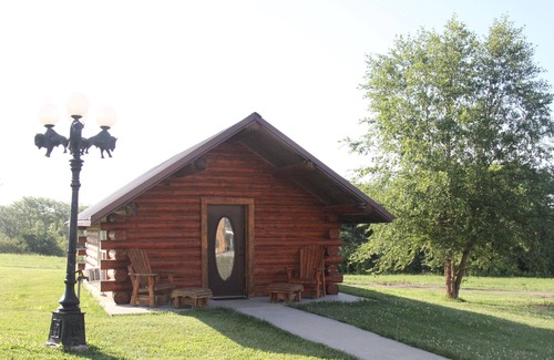 Martinsville Cabina | Inviting Cabin in Albany, MO. Enjoy the nature, fishing and breathtaking views.