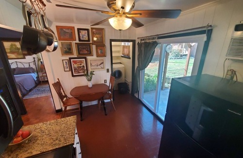 Charlotte Condominio | Inviting Charlotte Condo, W/D, Garden Patio & Courtyard View
