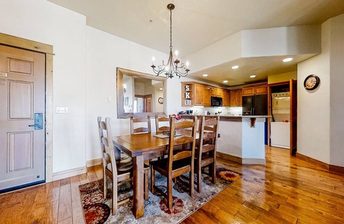 Steamboat Springs Condominio | Inviting condo w/shared hot tubs, pool, steam room, firepit, and ski shuttle