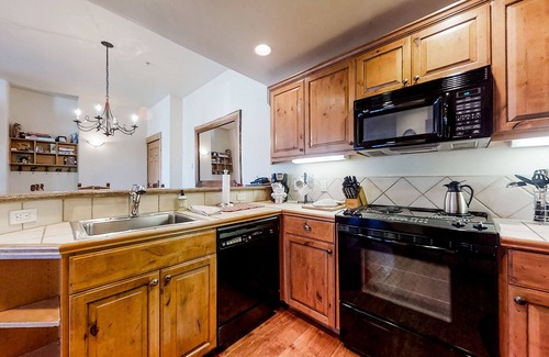 Steamboat Springs Condominio | Inviting condo w/shared hot tubs, pool, steam room, firepit, and ski shuttle