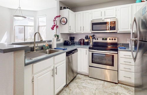 Central Scottsdale Condominio | ¡Acogedor condominio con piscina climatizada compartida, jacuzzi, gimnasio y sauna!