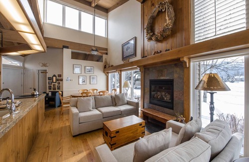 Park Meadows Casa | Inviting Cottage, Prime Location, On Free Transit, Minutes to Resorts & Main Street!