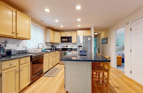 East Falmouth Casa | Inviting dog-friendly home with furnished deck & firepit, near golf