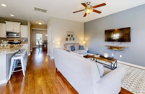 Johns Island Casa | Inviting dog-friendly home with full kitchen, balcony, central AC, & W/D
