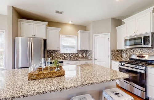 Johns Island Casa | Inviting dog-friendly home with full kitchen, balcony, central AC, & W/D
