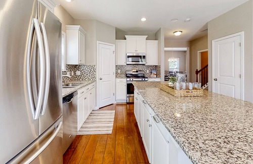 Johns Island Casa | Inviting dog-friendly home with full kitchen, balcony, central AC, & W/D