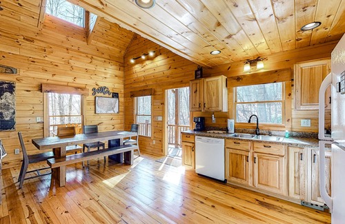 Blue Ridge Cabina | Inviting dog-friendly cabin with hot tub, lovely mountain views, firepit, & W/D