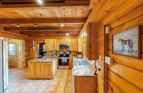 Lisbon Cabina | Inviting dog-friendly cabin on 23 acres - sauna, skiing, firepit, & washer/dryer