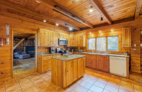 Lisbon Cabina | Inviting dog-friendly cabin on 23 acres - sauna, skiing, firepit, & washer/dryer