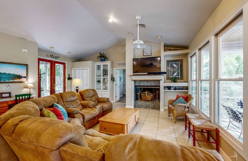 Bell Casa | Inviting dog-friendly home with boat ramp, W/D