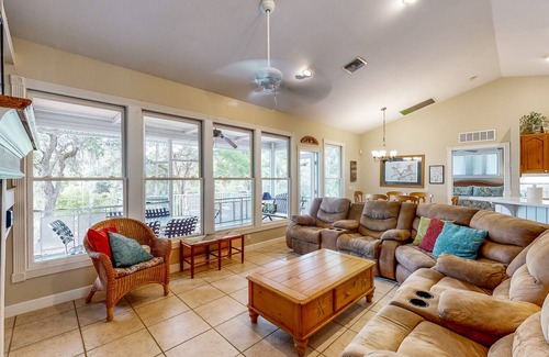 Bell Casa | Inviting dog-friendly home with boat ramp, W/D