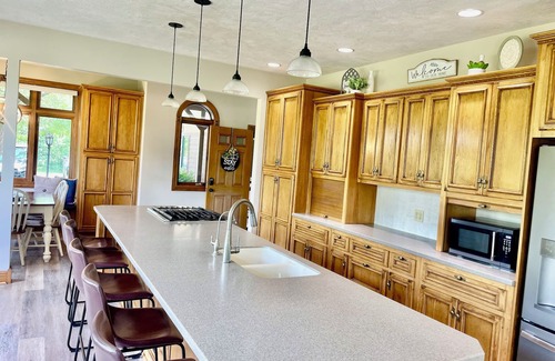 Linn Grove Casa | Inviting family retreat with a seasonal saltwater pool, gymnasium and privacy