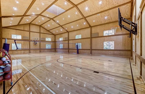 Linn Grove Casa | Inviting family retreat with a seasonal saltwater pool, gymnasium and privacy