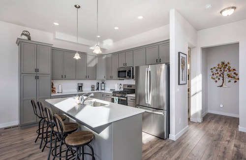 Deer Mountain Casa | Inviting Hideout Townhome w/ Balcony & Lake Views!