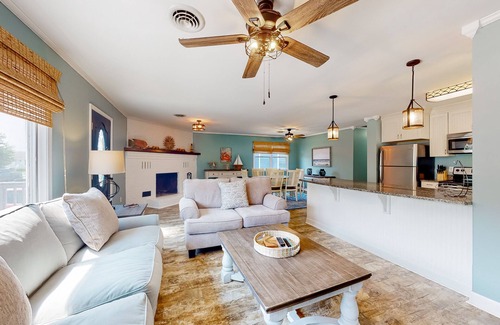 Caine Woods Casa | Inviting home near beaches with fast WiFi, AC, full kitchen & W/D - dog-friendly