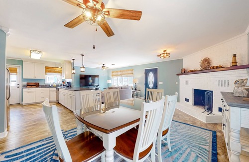 Caine Woods Casa | Inviting home near beaches with fast WiFi, AC, full kitchen & W/D - dog-friendly