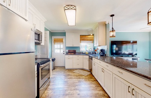 Caine Woods Casa | Inviting home near beaches with fast WiFi, AC, full kitchen & W/D - dog-friendly
