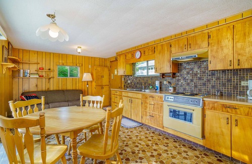 Lake Township Casa | Acogedor hogar con cable gratis y cocina completa, ¡justo en el lago!