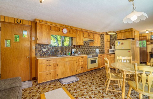 Lake Township Casa | Acogedor hogar con cable gratis y cocina completa, ¡justo en el lago!