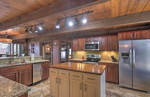 Lampe Casa | Inviting Home w/ Pool & Hot Tub on Table Rock Lake