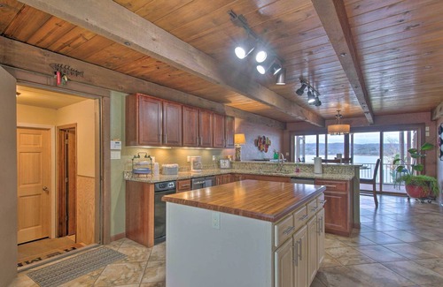 Lampe Casa | Inviting Home w/ Pool & Hot Tub on Table Rock Lake