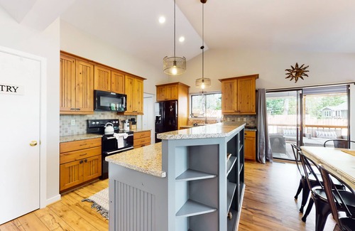 Mineral Casa | Inviting lakefront home with game room, kayaks, firepit, central AC, & W/D