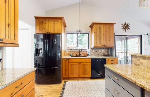 Mineral Casa | Inviting lakefront home with game room, kayaks, firepit, central AC, & W/D