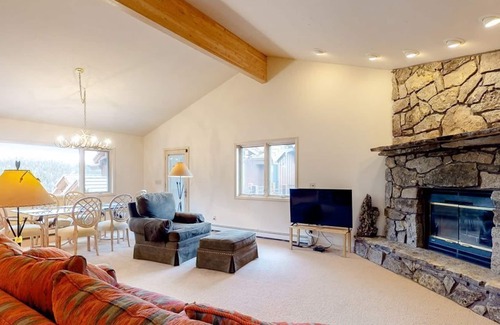Florissant Apartamento | Inviting lodging w/ wood-burning fireplace, mountain views, & high-speed WiFi!