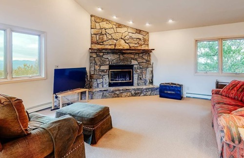 Florissant Apartamento | Inviting lodging w/ wood-burning fireplace, mountain views, & high-speed WiFi!