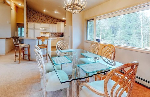 Florissant Apartamento | Inviting lodging w/ wood-burning fireplace, mountain views, & high-speed WiFi!