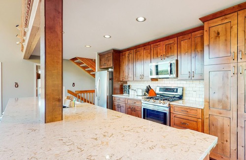 Baldy Mountain Casa | Inviting mountain getaway w/ scenic deck, private hot tub, pool table & foosball