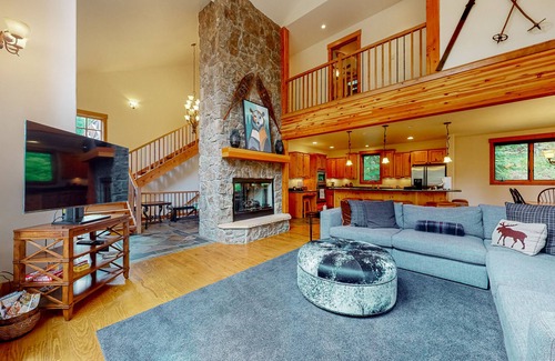 Crown Cabina | Inviting mountain cabin with skiing, fireplace, balcony, hot tub, & W/D