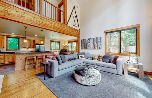 Crown Cabina | Inviting mountain cabin with skiing, fireplace, balcony, hot tub, & W/D