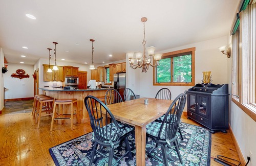 Crown Cabina | Inviting mountain cabin with skiing, fireplace, balcony, hot tub, & W/D