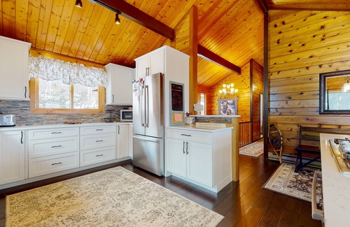 West Dover Casa | Inviting mountain view home with game room, balcony & W/D