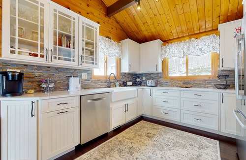 West Dover Casa | Inviting mountain view home with game room, balcony & W/D