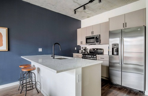 Killgubbin Apartamento | Inviting River North 1BR w/ Outdoor Pool, 1 Block to L, by Blueground