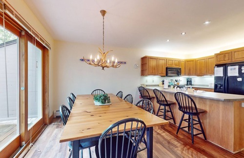 North Troy Condominio | Inviting ski-in/ski-out condo - free WiFi, gas fireplace & free ski shuttle