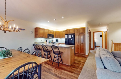 North Troy Condominio | Inviting ski-in/ski-out condo - free WiFi, gas fireplace & free ski shuttle