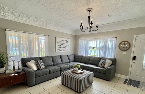 Florida South Atlantic Coast Casa | Inviting, Spacious, Relaxing & fun W/Lakeview and modern Historic Charm! 3/2.5