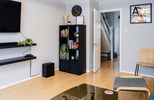 Northampton Casa | Inviting Two-Bedroom House - Garden, Free Driveway Parking, Perfect for Extended Stays By AV Hughes Properties