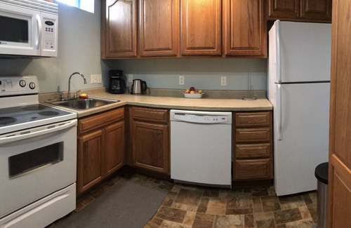 Munising Apartamento | Inviting vacation apt. in town w A/C, short walk to Lk Superior, Food Trk, Pub
