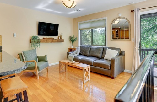Vernon Condominio | Inviting Vernon Township Vacation Rental w/ Decks