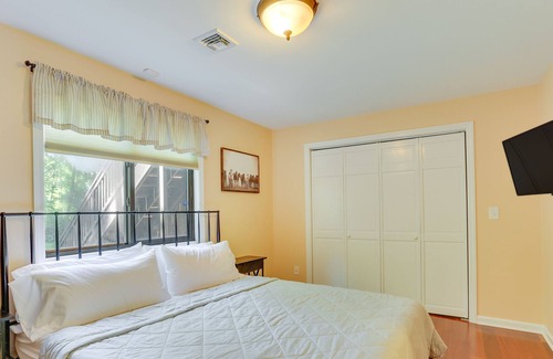 Vernon Condominio | Inviting Vernon Township Vacation Rental w/ Decks