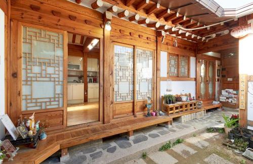 Gahoe-dong Casa | Inwoo Guesthouse