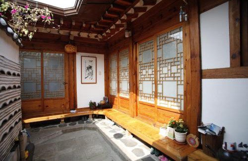 Gahoe-dong Casa | Inwoo Guesthouse